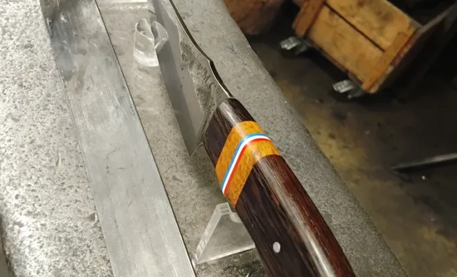 Matthieu forge son propre couteau chez O Feu Forgé, Vielverge, O Feu Forgé