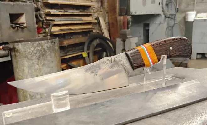 Matthieu forge son propre couteau chez O Feu Forgé, Vielverge, O Feu Forgé