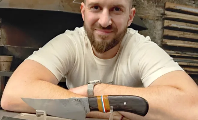 Matthieu forge son propre couteau chez O Feu Forgé, Vielverge, O Feu Forgé