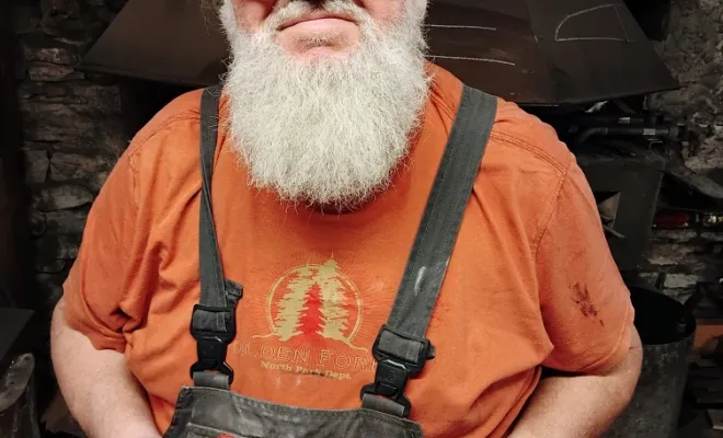 Alain découvre l'univers de l'acier avec le couteau pliant "Hardi", Vielverge, O Feu Forgé