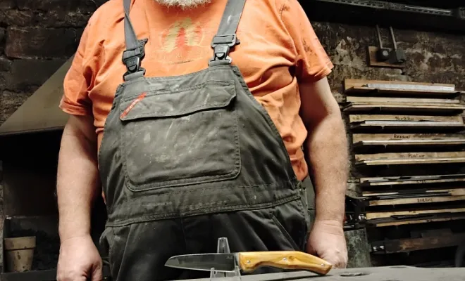 Alain découvre l'univers de l'acier avec le couteau pliant "Hardi", Vielverge, O Feu Forgé