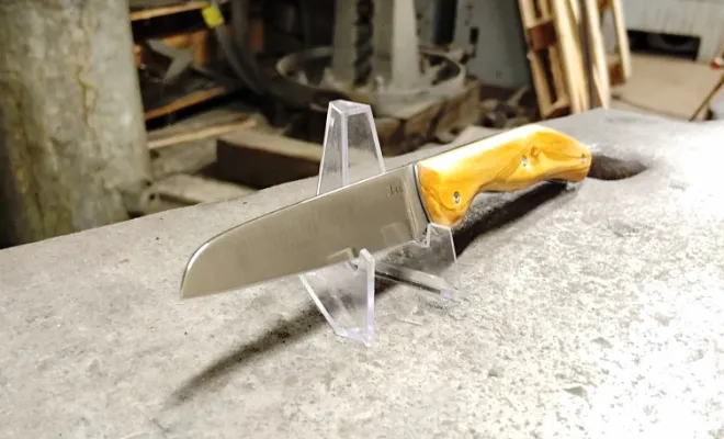 Alain découvre l'univers de l'acier avec le couteau pliant "Hardi", Vielverge, O Feu Forgé