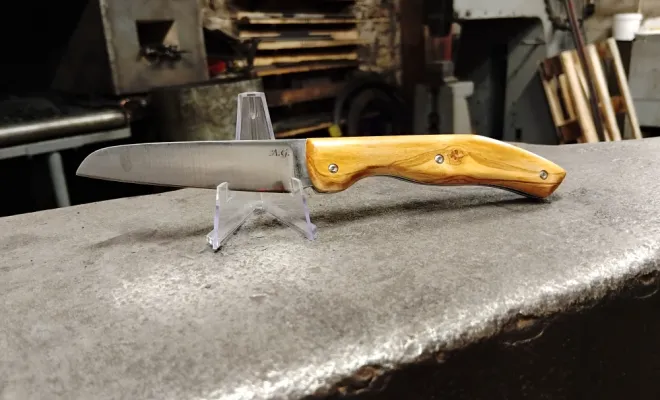 Alain découvre l'univers de l'acier avec le couteau pliant "Hardi", Vielverge, O Feu Forgé