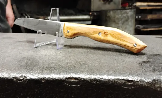 Alain découvre l'univers de l'acier avec le couteau pliant "Hardi", Vielverge, O Feu Forgé