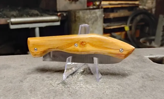 Alain découvre l'univers de l'acier avec le couteau pliant "Hardi", Vielverge, O Feu Forgé