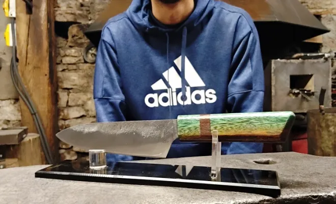 Ilhan forge un couteau de cuisine unique, Vielverge, O Feu Forgé
