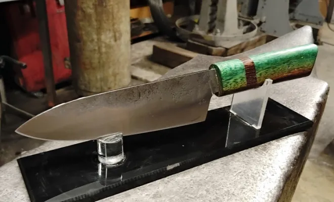 Ilhan forge un couteau de cuisine unique, Vielverge, O Feu Forgé