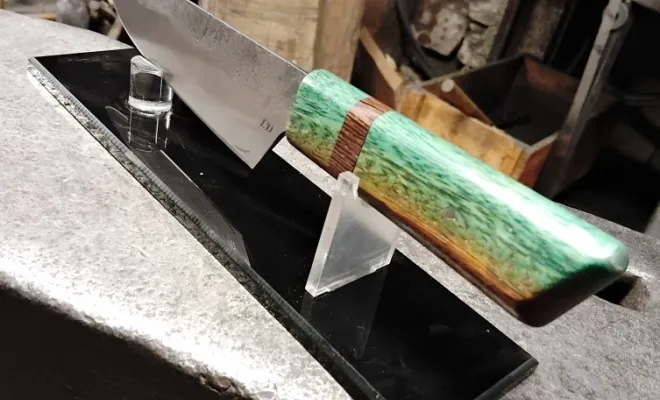 Ilhan forge un couteau de cuisine unique, Vielverge, O Feu Forgé