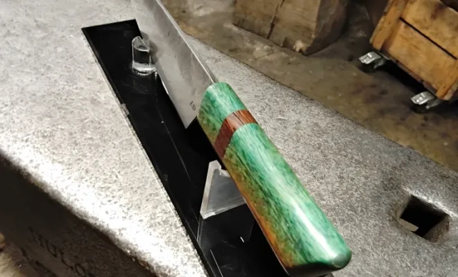 Ilhan forge un couteau de cuisine unique, Vielverge, O Feu Forgé