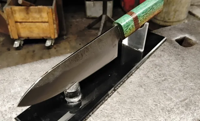 Ilhan forge un couteau de cuisine unique, Vielverge, O Feu Forgé