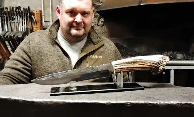 Quand un rêve devient réalité : Thomas forge son propre couteau de chasse, Vielverge, O Feu Forgé