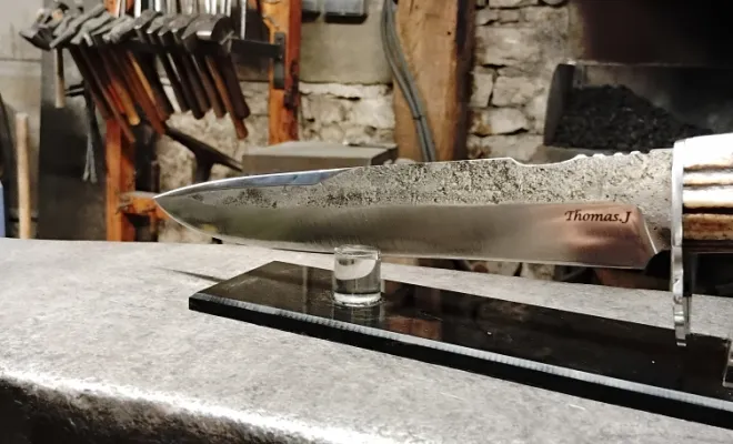 Quand un rêve devient réalité : Thomas forge son propre couteau de chasse, Vielverge, O Feu Forgé