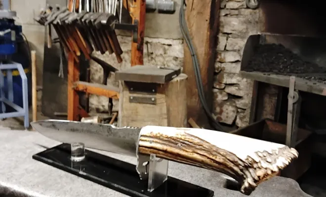 Quand un rêve devient réalité : Thomas forge son propre couteau de chasse, Vielverge, O Feu Forgé