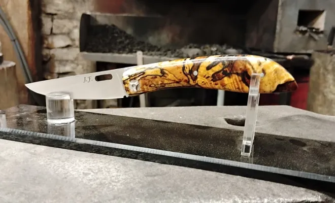 Un couteau pliant Tochou : un caractère bien trempé, Vielverge, O Feu Forgé