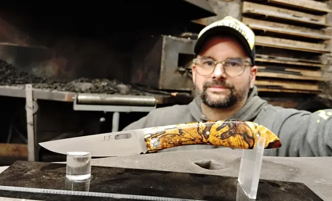 Un couteau pliant Tochou : un caractère bien trempé, Vielverge, O Feu Forgé