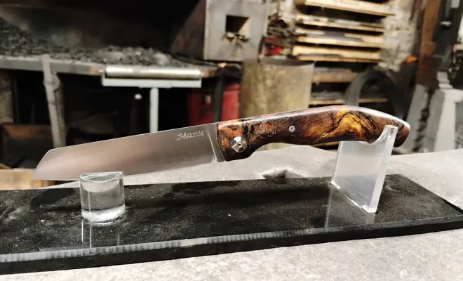 Emmanuel réalise son couteau pliant artisanal au modèle Le Hardi, Vielverge, O Feu Forgé