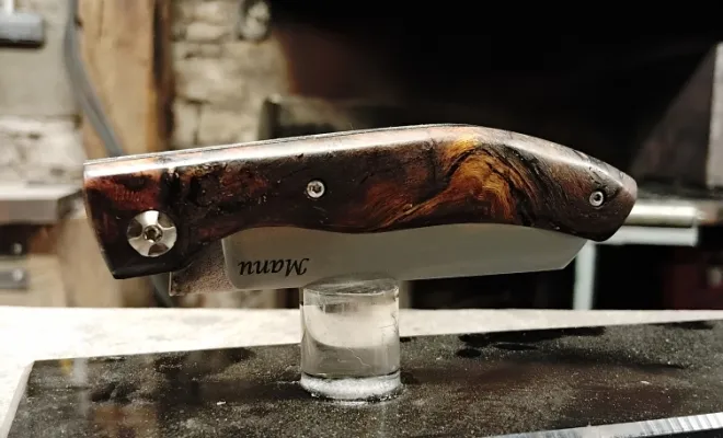 Emmanuel réalise son couteau pliant artisanal au modèle Le Hardi, Vielverge, O Feu Forgé