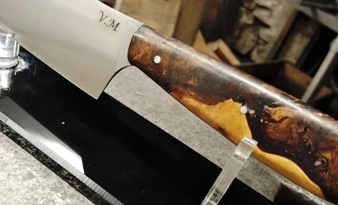 Quand deux Victoriens se croisent… mais qu’un seul repart avec un couteau, Vielverge, O Feu Forgé