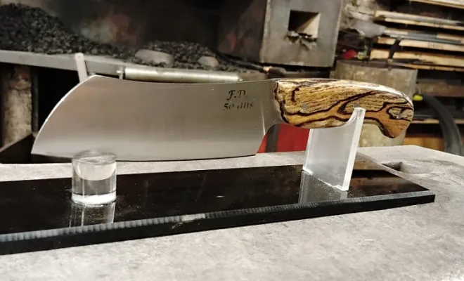 Franck se lance dans la création de son couteau, Vielverge, O Feu Forgé