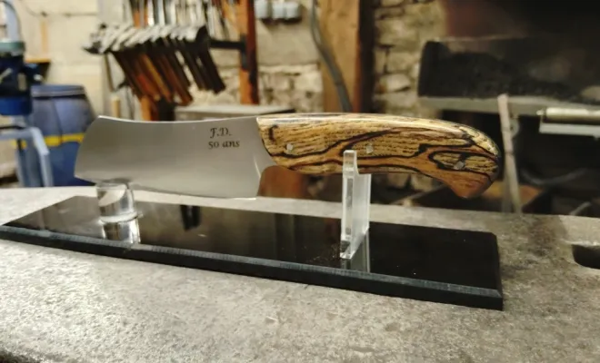 Franck se lance dans la création de son couteau, Vielverge, O Feu Forgé