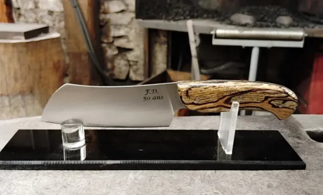 Franck se lance dans la création de son couteau, Vielverge, O Feu Forgé