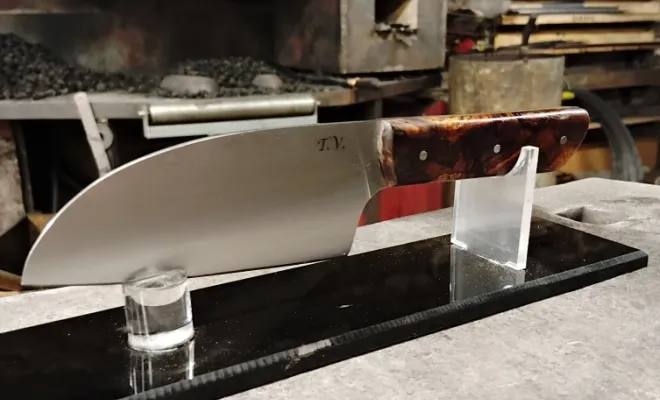 Thierry est arrivé sans idée… et est reparti avec son propre couteau, Vielverge, O Feu Forgé