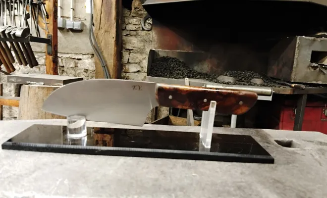 Thierry est arrivé sans idée… et est reparti avec son propre couteau, Vielverge, O Feu Forgé