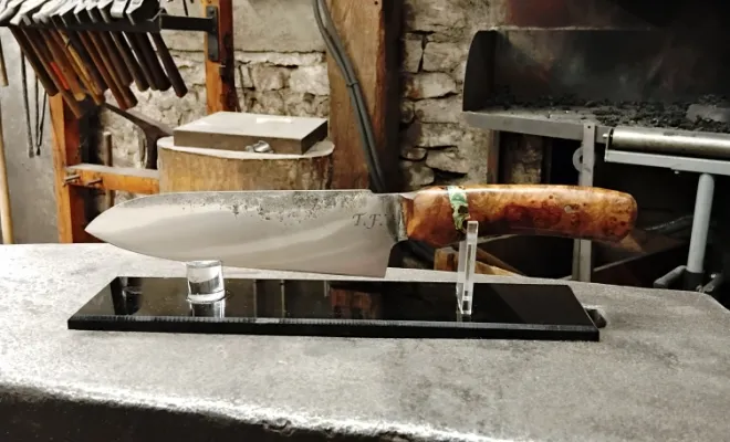 Thomas et son couteau de cuisine forgé à la main, Vielverge, O Feu Forgé