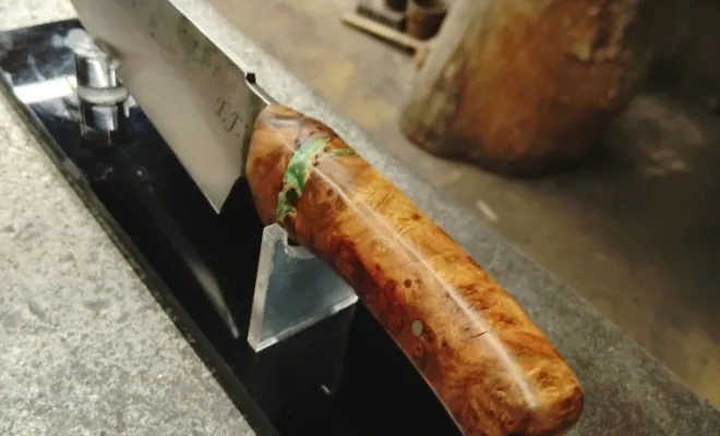 Thomas et son couteau de cuisine forgé à la main, Vielverge, O Feu Forgé