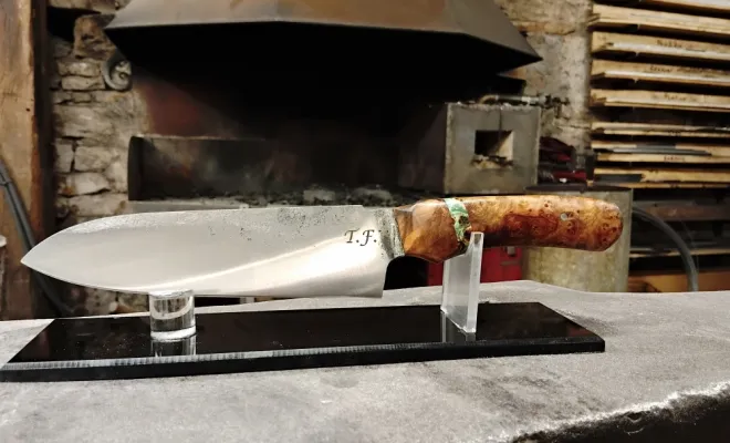 Thomas et son couteau de cuisine forgé à la main, Vielverge, O Feu Forgé