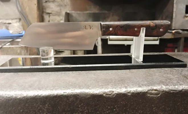 Antoine crée son couteau de cuisine à O Feu Forgé, Vielverge, O Feu Forgé