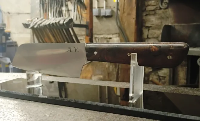 Antoine crée son couteau de cuisine à O Feu Forgé, Vielverge, O Feu Forgé