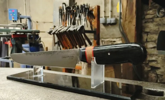 Immersion dans l'art de la forge : Cyriaque crée un couteau de cuisine exceptionnel, Vielverge, O Feu Forgé