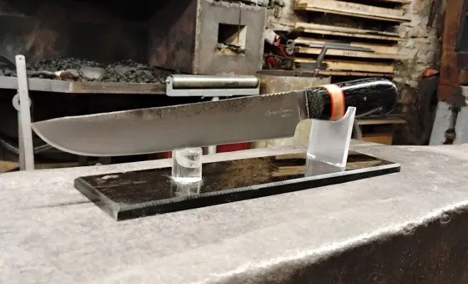 Immersion dans l'art de la forge : Cyriaque crée un couteau de cuisine exceptionnel, Vielverge, O Feu Forgé
