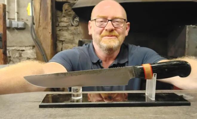 Immersion dans l'art de la forge : Cyriaque crée un couteau de cuisine exceptionnel, Vielverge, O Feu Forgé