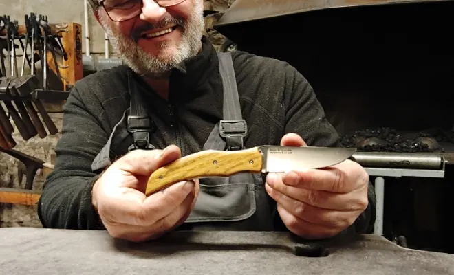 Étienne, collectionneur passionné, est passé de l’autre côté du miroir, Vielverge, O Feu Forgé