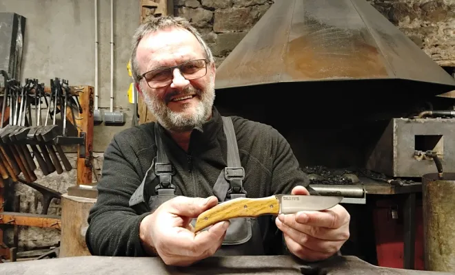 Étienne, collectionneur passionné, est passé de l’autre côté du miroir, Vielverge, O Feu Forgé