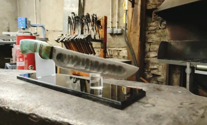Aurélien forge un couteau Yakut unique chez O Feu Forgé, Vielverge, O Feu Forgé