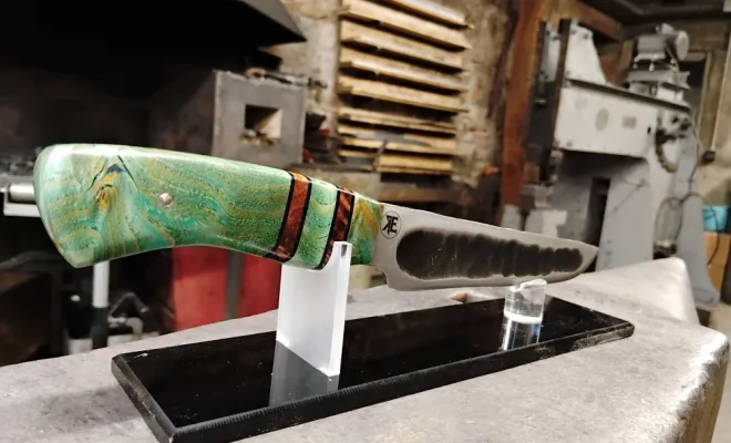 Aurélien forge un couteau Yakut unique chez O Feu Forgé, Vielverge, O Feu Forgé