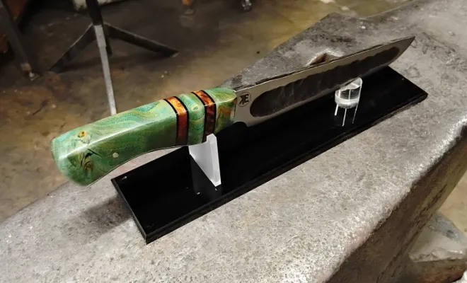 Aurélien forge un couteau Yakut unique chez O Feu Forgé, Vielverge, O Feu Forgé