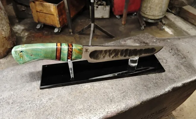 Aurélien forge un couteau Yakut unique chez O Feu Forgé, Vielverge, O Feu Forgé