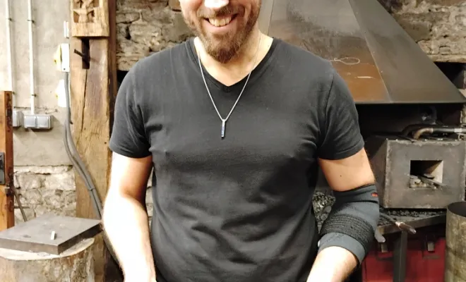 Aurélien forge un couteau Yakut unique chez O Feu Forgé, Vielverge, O Feu Forgé