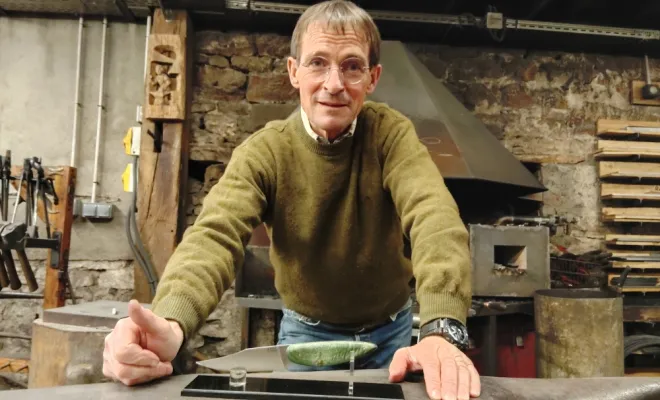 Laurent crée son couteau unique chez O Feu Forgé, Vielverge, O Feu Forgé