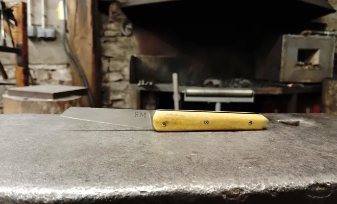 Robin et le défi du couteau Toucan chez O Feu Forgé, Vielverge, O Feu Forgé