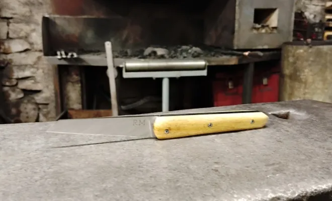 Robin et le défi du couteau Toucan chez O Feu Forgé, Vielverge, O Feu Forgé