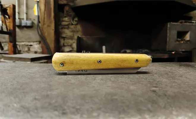 Robin et le défi du couteau Toucan chez O Feu Forgé, Vielverge, O Feu Forgé