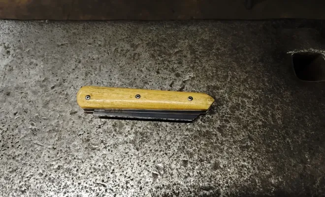 Robin et le défi du couteau Toucan chez O Feu Forgé, Vielverge, O Feu Forgé