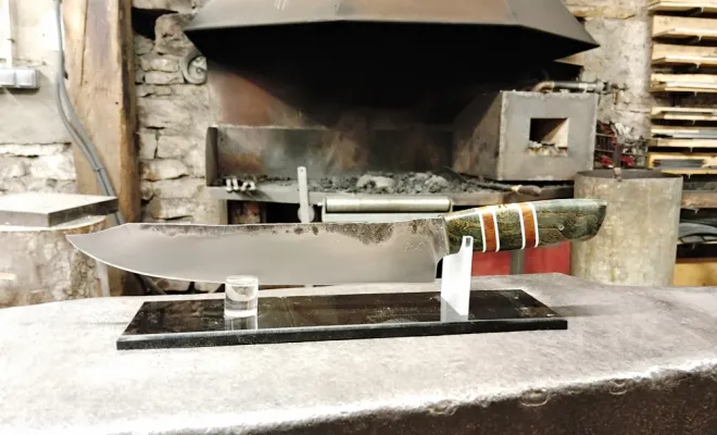 Patrik s'est offert un vrai couteau forgé et une sacrée aventure, Vielverge, O Feu Forgé