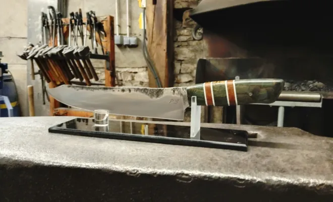 Patrik s'est offert un vrai couteau forgé et une sacrée aventure, Vielverge, O Feu Forgé