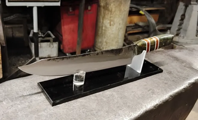 Patrik s'est offert un vrai couteau forgé et une sacrée aventure, Vielverge, O Feu Forgé